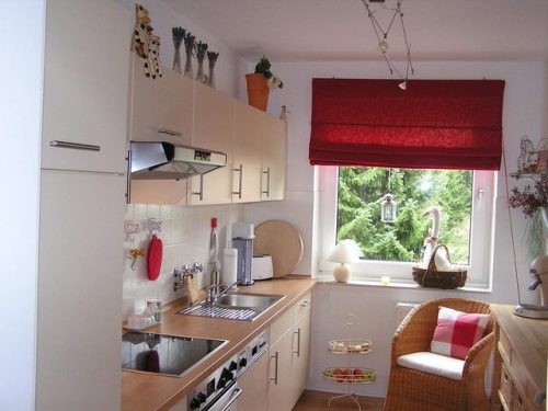Dapur kecil minimalis dengan jendela besar